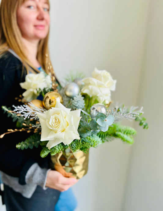Golden Winter Elegance Christmas Flowers Bouquet