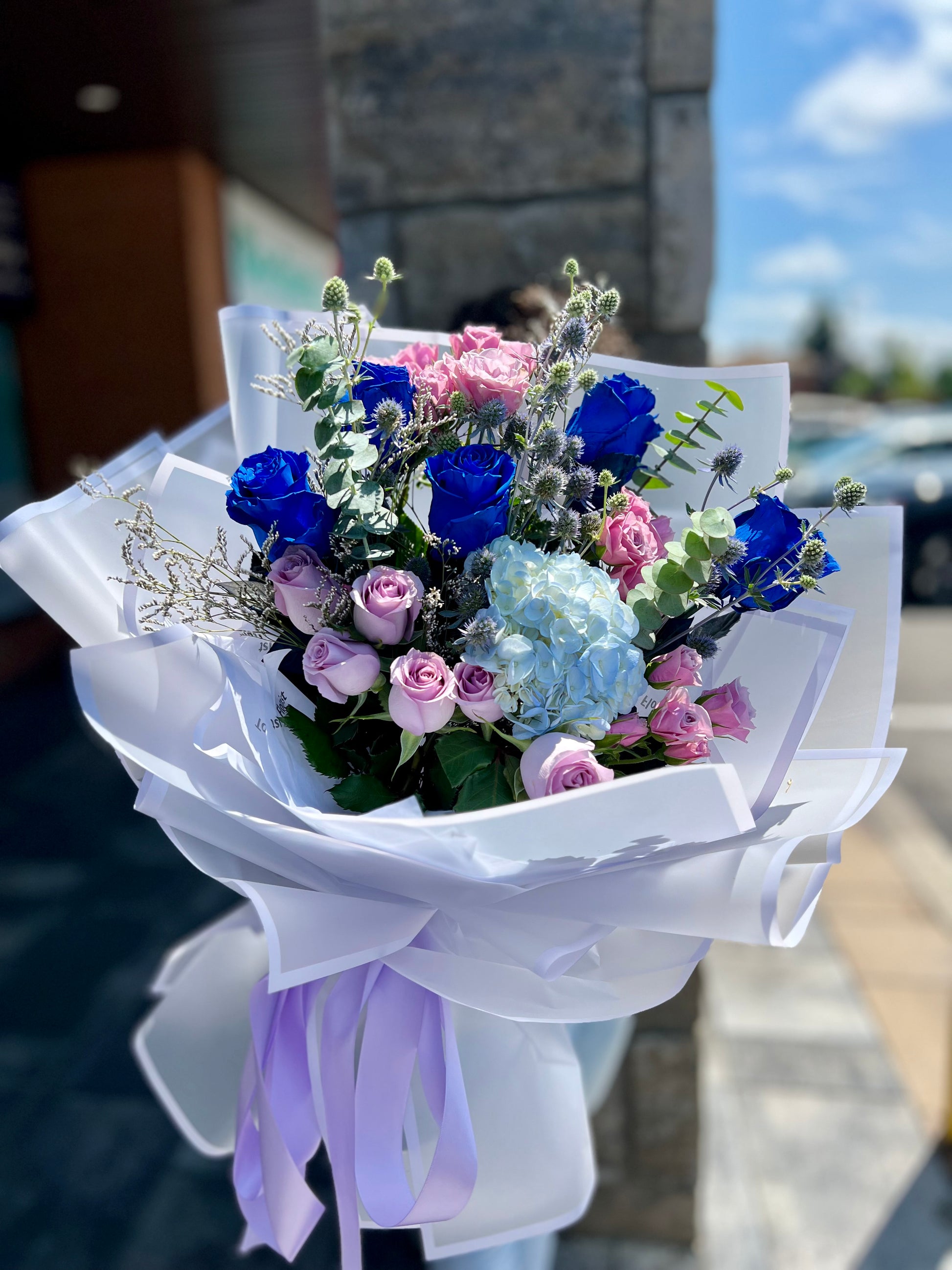 blue flowers roses Florist Kleinberg