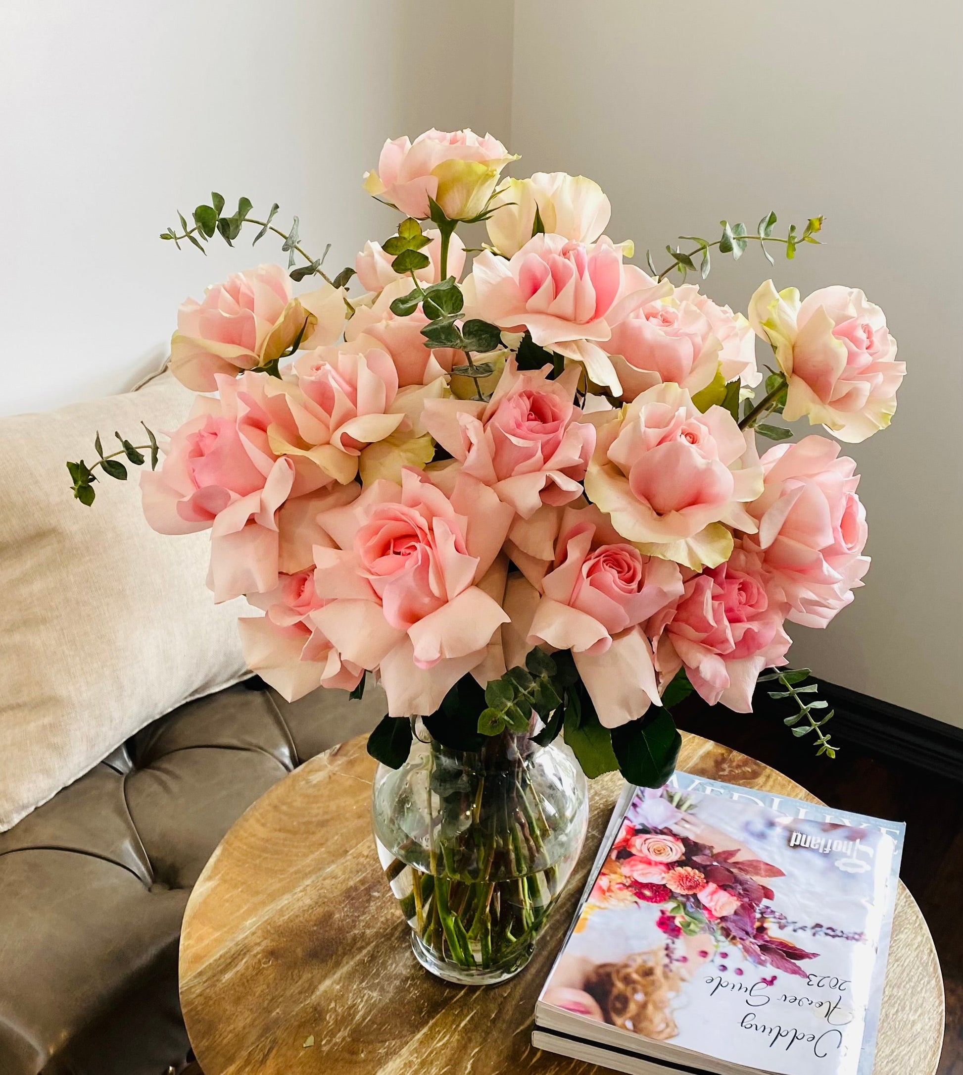 French Rose Vase Arrangement: Luxurious Roses in Style French Rose Vase Arrangement: Luxurious Roses in Style