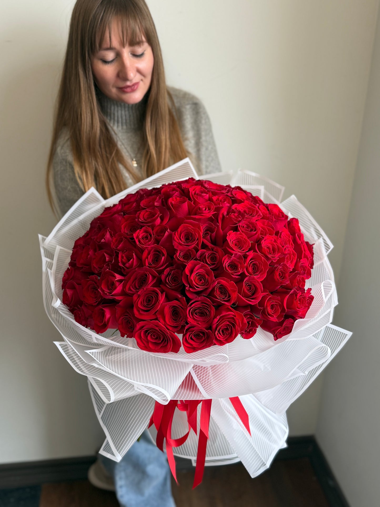 Luxurious 100 Red Roses