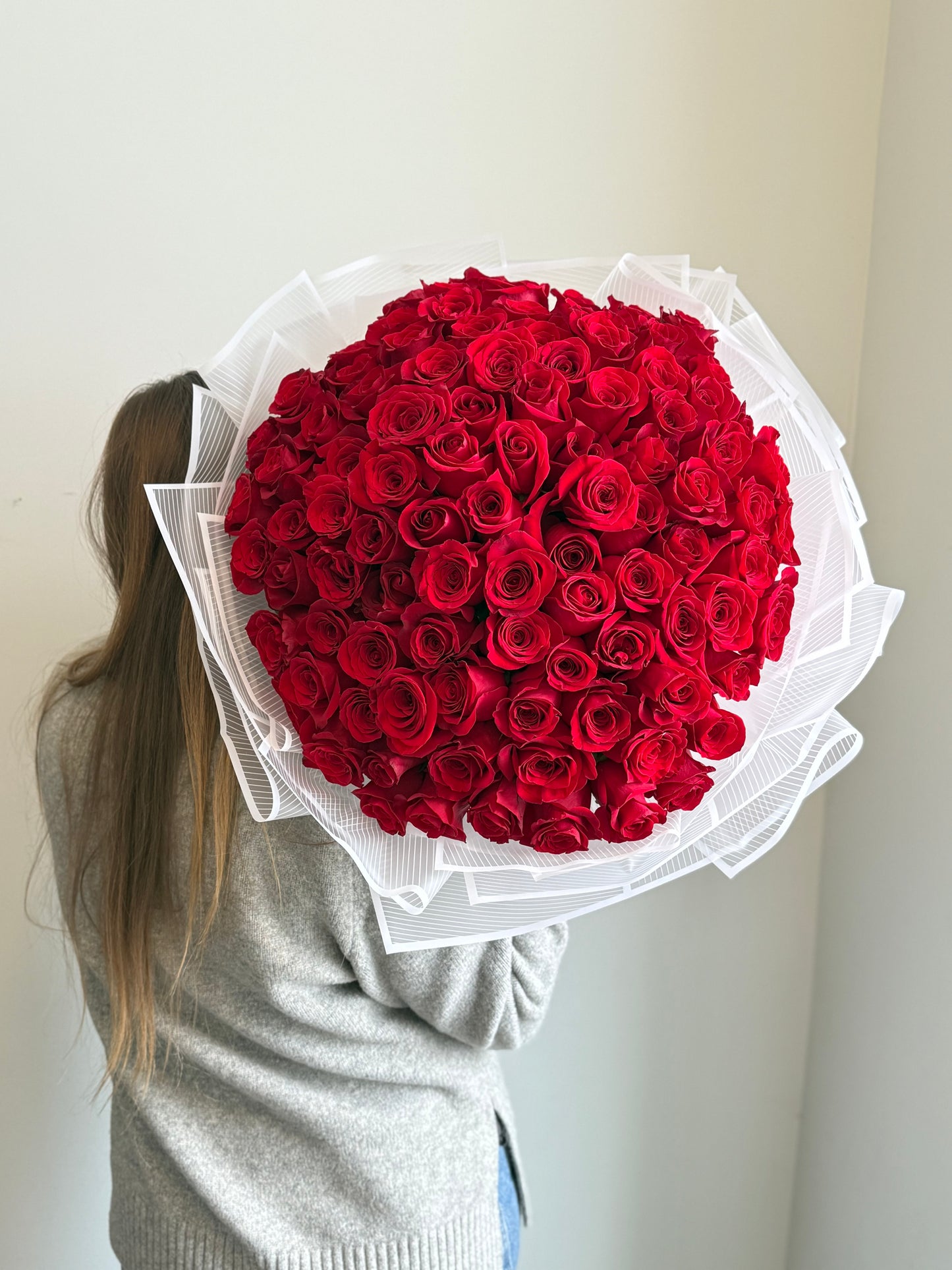 Luxurious 100 Red Roses