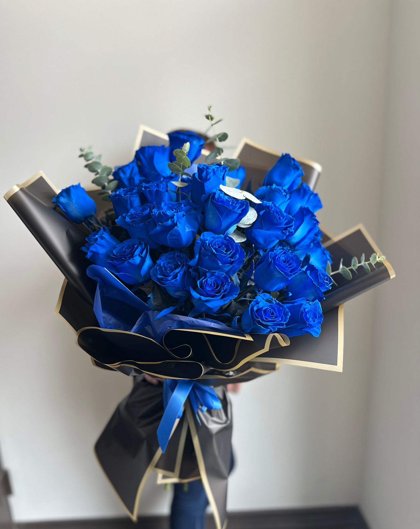 https://www.toyflorist.com/cdn/shop/files/blue_roses.heic?v=1726863691&width=1445
